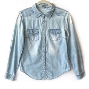 CHAMBRAY SHIRT IN FADED LIGHT WASH